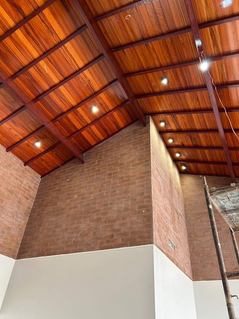 Reforma residencial: forro de madeira